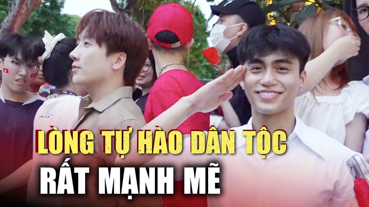 Bắt gặp Phát La và Mono 'trốn show' đi xem sơ duyệt diễu binh