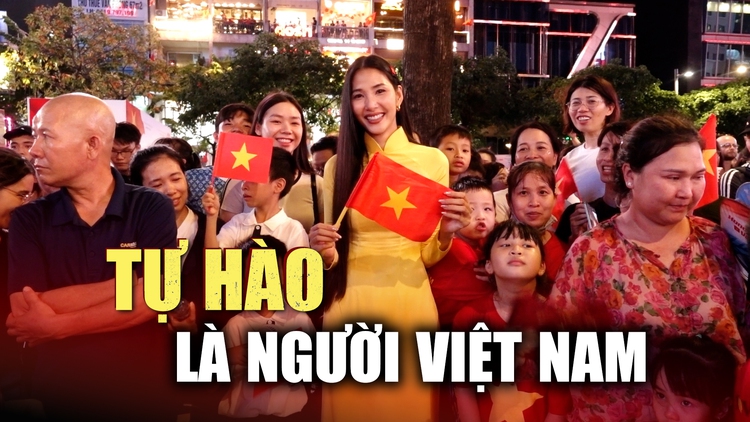 Hoàng Thùy nổi bật trong tà áo dài, đợi xem sơ duyệt diễu binh diễu hành