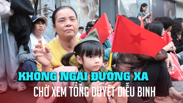 Không ngại đường xa, người dân các nơi đổ về TP.HCM chờ xem tổng duyệt diễu binh
