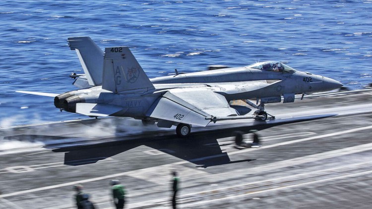 Tàu sân bay Mỹ cua gấp né đạn Houthi, tiêm kích FA-18 rơi xuống biển