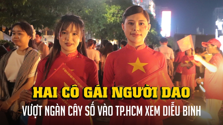 Hai cô gái người Dao rực rỡ trong tà áo dài chờ xem diễu binh