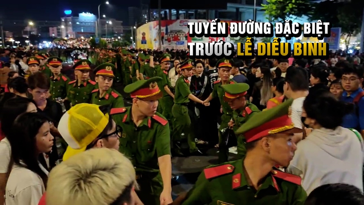 Tuyến đường đặc biệt trước lễ diễu binh: 'Hàng rào xanh' giữ an toàn giữa dòng người