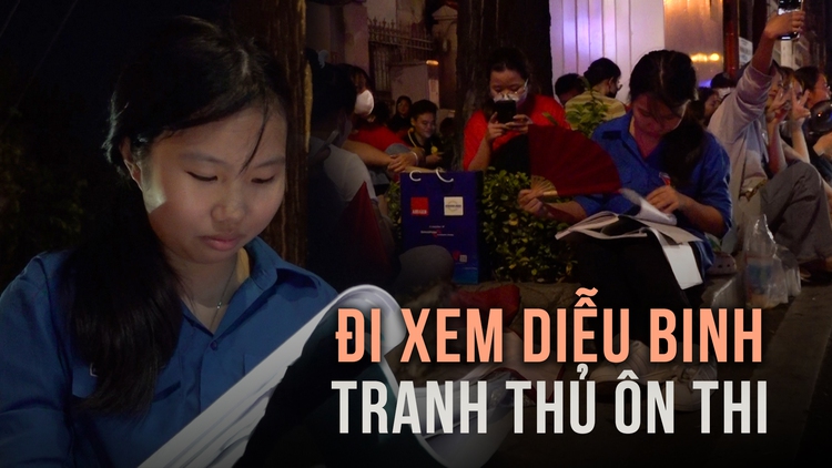 Nữ sinh mang theo sách vở ôn thi trước giờ diễu binh 30.4, nói một câu đầy xúc động