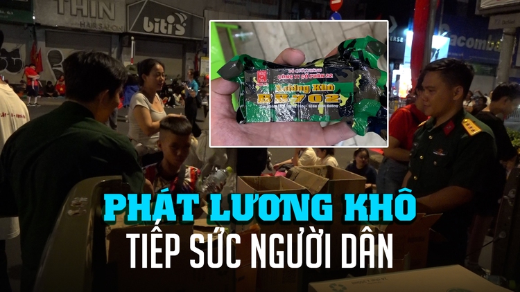 Bộ đội phát lương khô, người dân đợi xem diễu binh không sợ đói