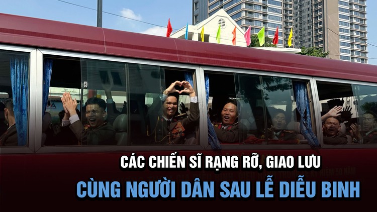 Các chiến sĩ rạng rỡ, giao lưu cùng người dân sau lễ diễu binh