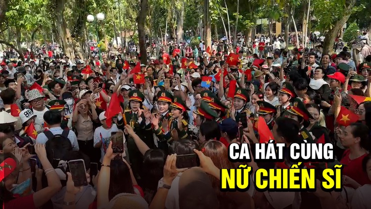 Người dân vui vẻ hát ca cùng những ‘bông hồng thép’