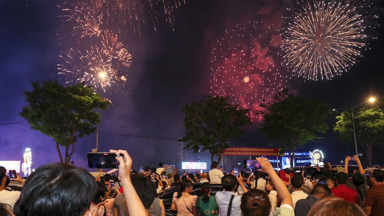 Pháo hoa rực sáng trên bầu trời TP.HCM tối 30.4 kỷ niệm 50 năm đất nước thống nhất