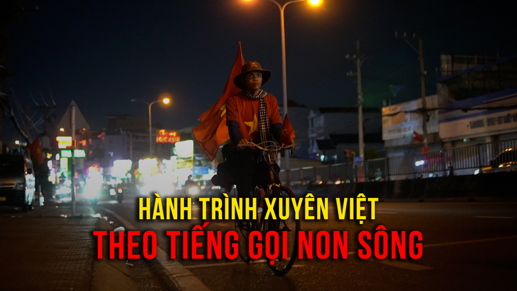 Chàng trai Thanh Hóa vào TP.HCM xem diễu binh trên chiếc xe đạp cũ của ông nội