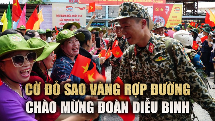 Cờ đỏ sao vàng rợp đường chào đón đoàn diễu binh, diễu hành vào đến Biên Hòa