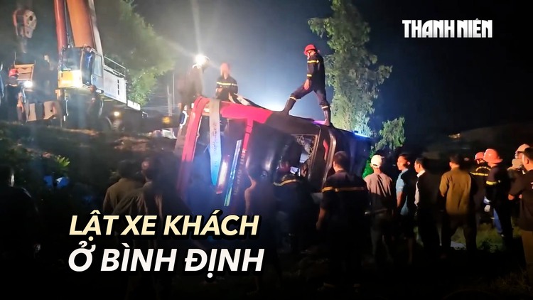 Xe khách lật nghiêng xuống ruộng trong đêm, 1 người tử vong
