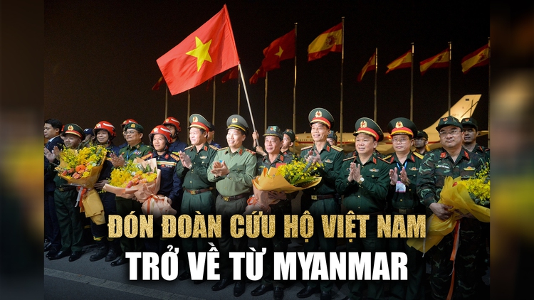 Đón đoàn cứu hộ Việt Nam trở về từ Myanmar sau thảm họa động đất
