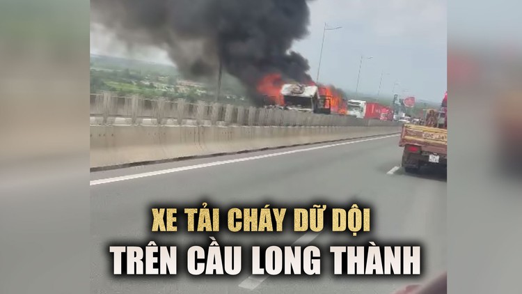 Xe tải cháy dữ dội trên cầu Long Thành, cao tốc kẹt xe nghiêm trọng