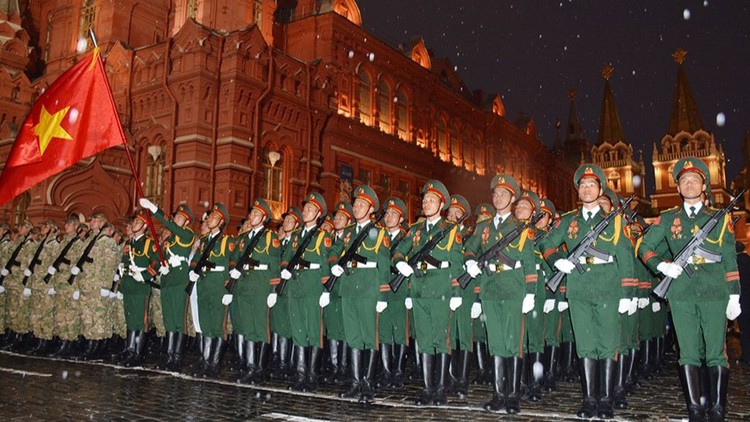 Chiến sĩ Việt Nam cất tiếng hát Kachiusa trong hợp luyện duyệt binh trên Quảng trường Đỏ