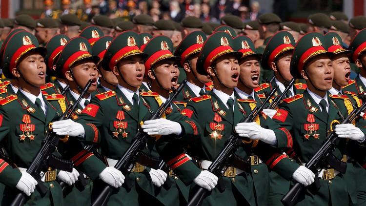 Chiến sĩ Việt Nam sử dụng súng nào khi duyệt binh tại Moscow?