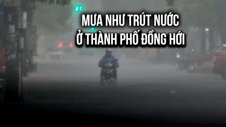 Mưa như trút ở Đồng Hới: Người dân 'chịu trận' lội nước từ sáng sớm