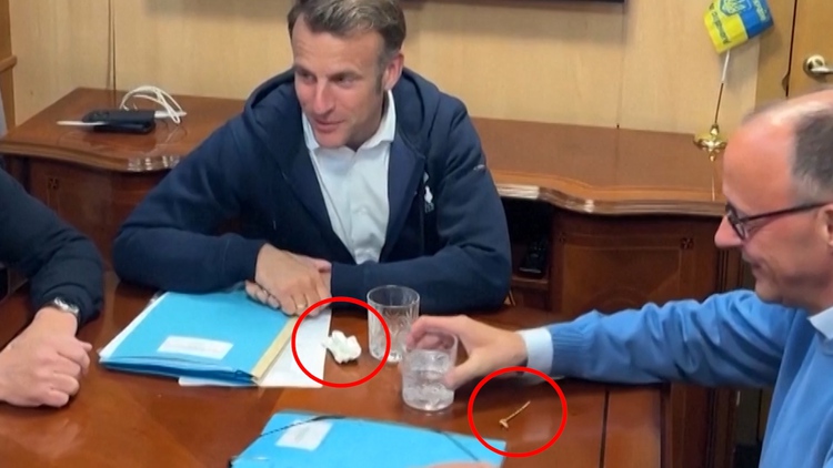 'Vật thể lạ' ông Macron giấu đi là gì?