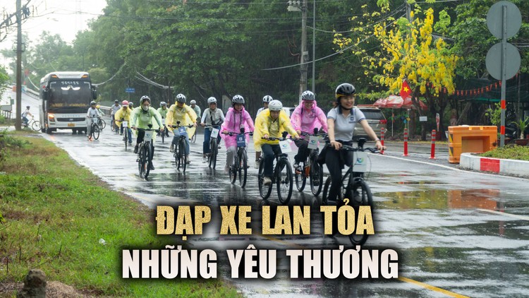 Đạp xe, vượt mưa gió gần 20km: Hành trình mang yêu thương đến trẻ mồ côi