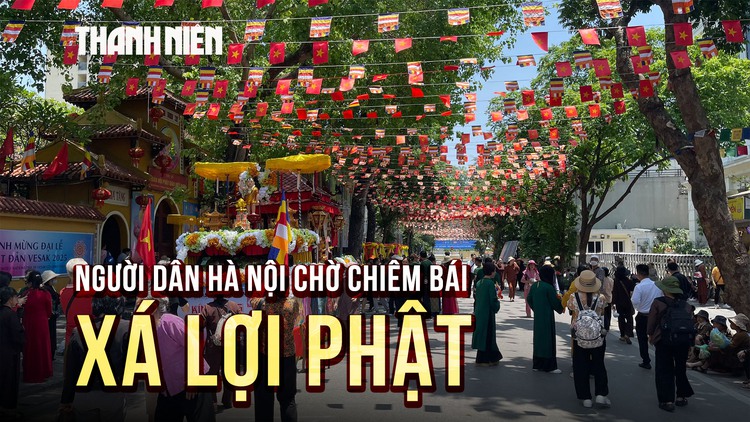 Người dân Hà Nội chờ từ sớm để chiêm bái xá lợi Phật