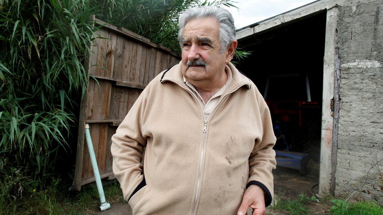 'Tổng thống nghèo nhất thế giới' qua đời, lãnh đạo khắp nơi ca ngợi