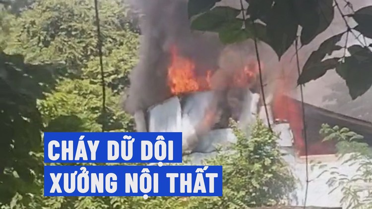 Cháy dữ dội, lửa bao trùm xưởng nội thất ở Hóc Môn