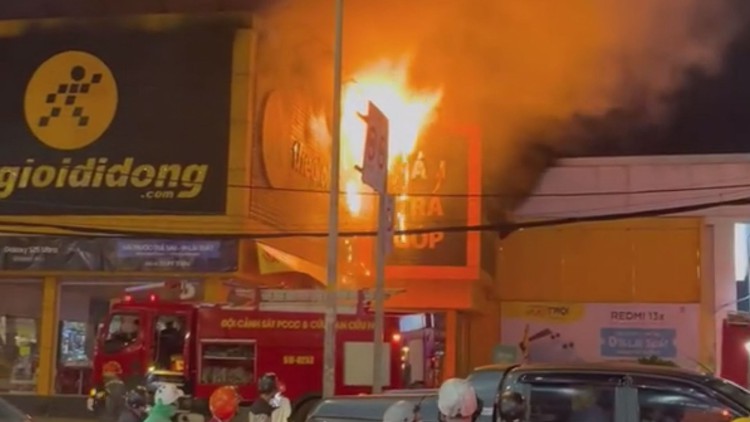 Nháo nhào vì bảng hiệu cửa hàng điện thoại cháy