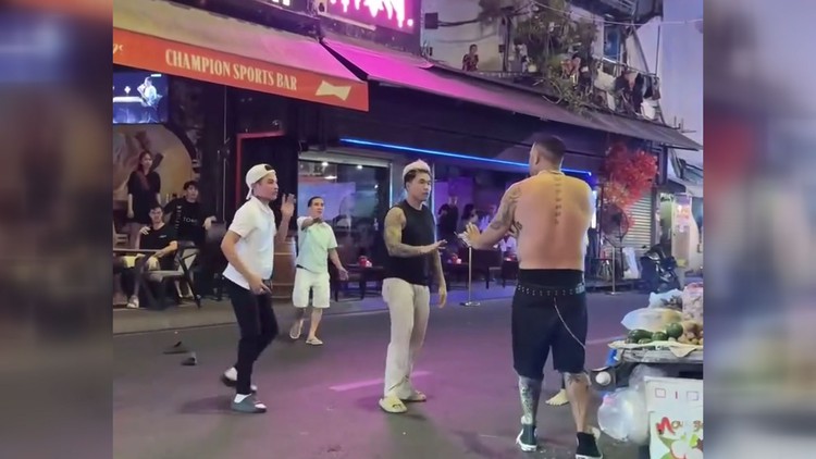 Làm rõ vụ vây đánh người nước ngoài ở phố Bùi Viện