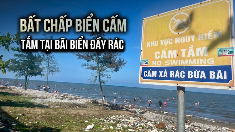 Người dân vô tư tắm tại bãi biển tự phát đầy rác, bất chấp biển cấm