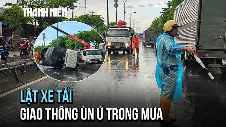 Lật xe tải ở Bình Chánh, giao thông ùn ứ trong mưa