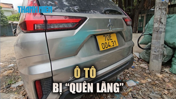 Chiếc ô tô bị 'quên lãng' đậu bên đường hơn 1 năm