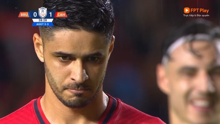 Leo Artur đá phạt đền bản lĩnh nâng tỷ số lên 2-0 cho CLB CAHN