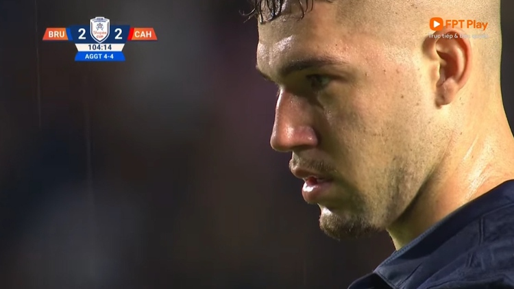 Bissoli thực hiện thành công phạt đền đưa CLB Buriram United lần đầu vươn lên dẫn trước 3-2
