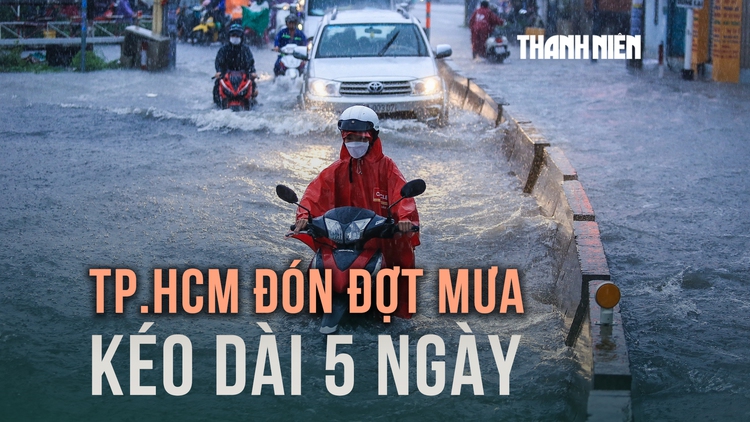 Đợt mưa lớn kéo dài 5 ngày ở TP.HCM, người dân ra đường đề phòng ngập