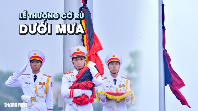 Lễ thượng cờ rủ dưới mưa Quốc tang nguyên Chủ tịch nước Trần Đức Lương