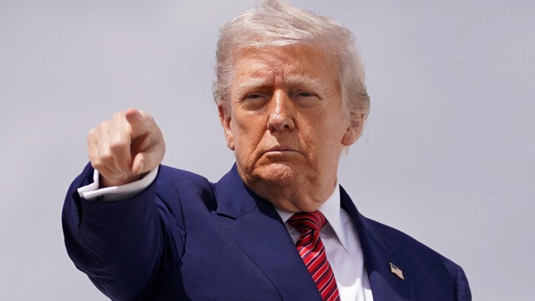 Trong một ngày ông Trump làm cả EU, Apple, Samsung lo lắng