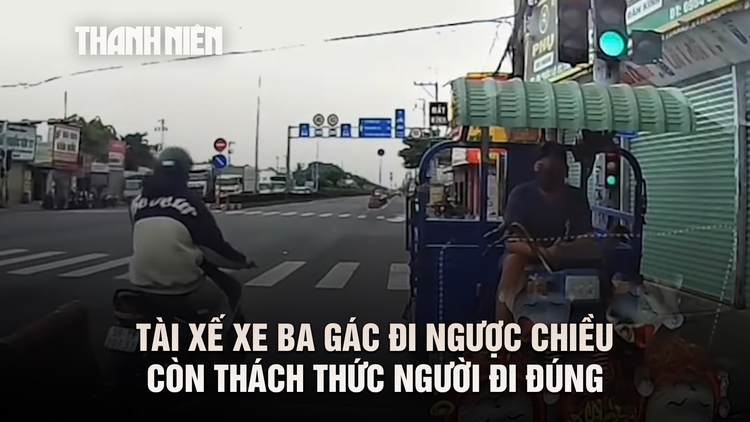 Tài xế xe ba gác đi ngược chiều còn thách thức xe đi đúng