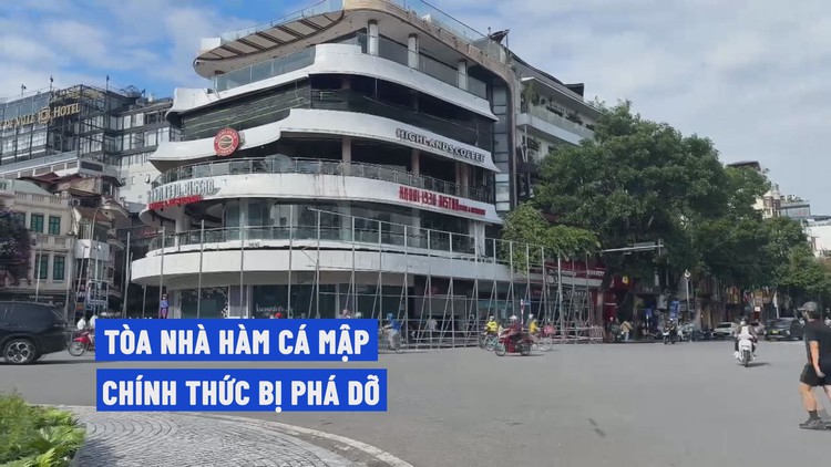 Cận cảnh quây rào, phá dỡ tòa nhà 'hàm cá mập'