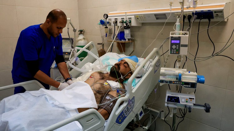 Cha bị thương nặng, 9 con thiệt mạng khi Israel không kích Gaza