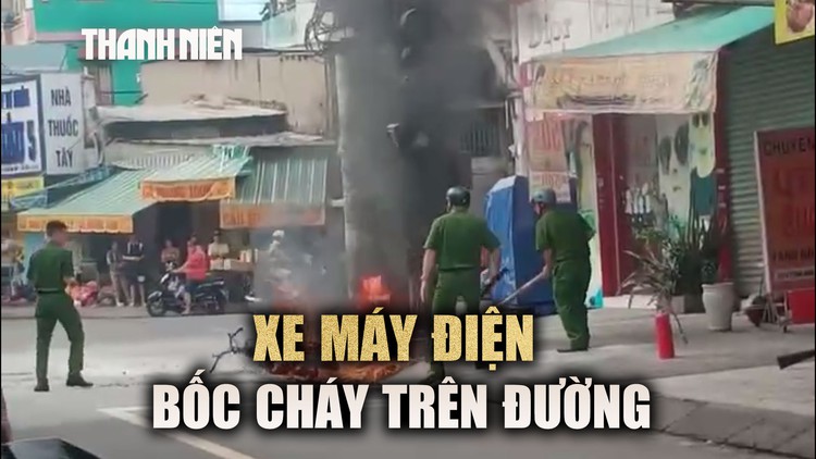 Xe máy điện bốc cháy khi đang chạy trên đường