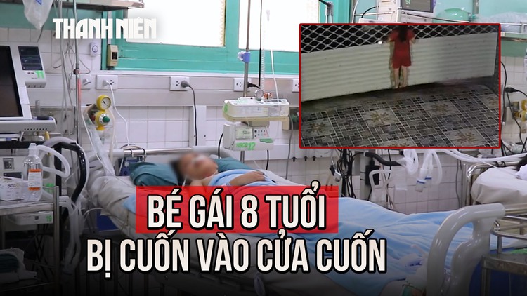 Đu lên cửa cuốn, bé gái 8 tuổi bị cuốn toàn thân