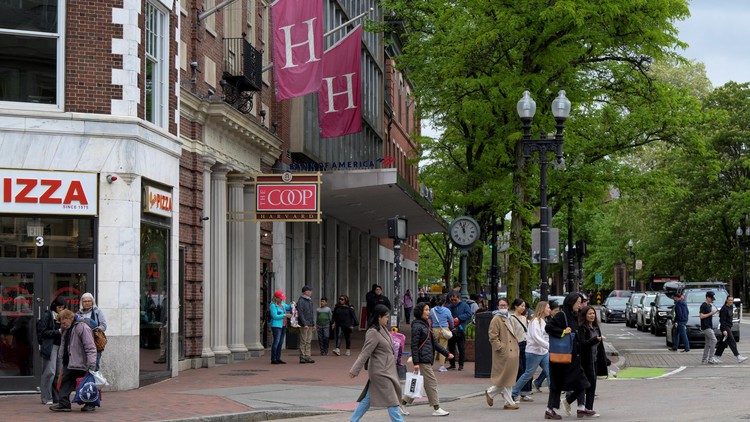 Ông Trump cắt toàn bộ hợp đồng liên bang với Harvard