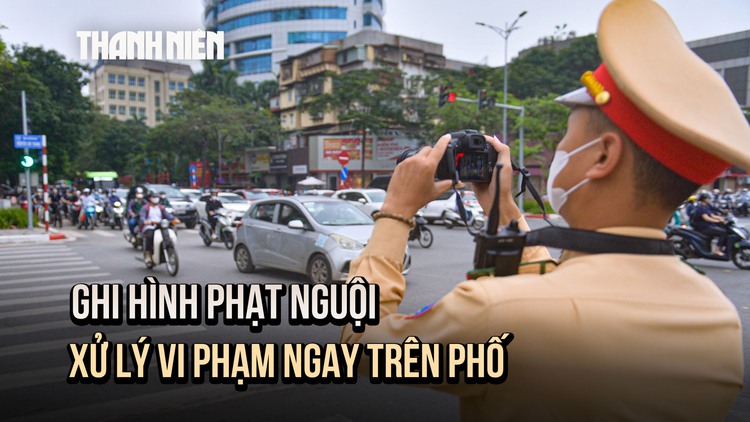 Người dân xem lại ghi hình phạt nguội: 'Vi phạm thì phải chịu thôi'