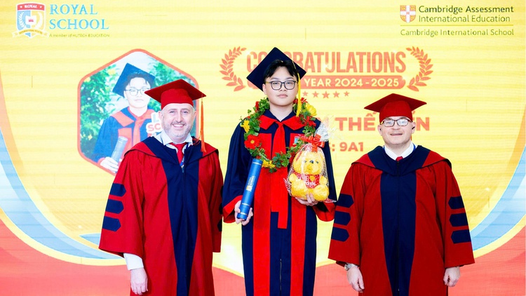 Xúc động lời nhắn gửi ‘thầy cô thương các em bằng tất cả trái tim’ trong lễ tốt nghiệp Royal School