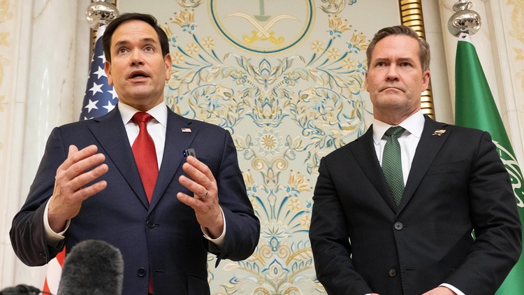 Ông Trump phải xáo trộn nội các sau 100 ngày đầu nhiệm kỳ