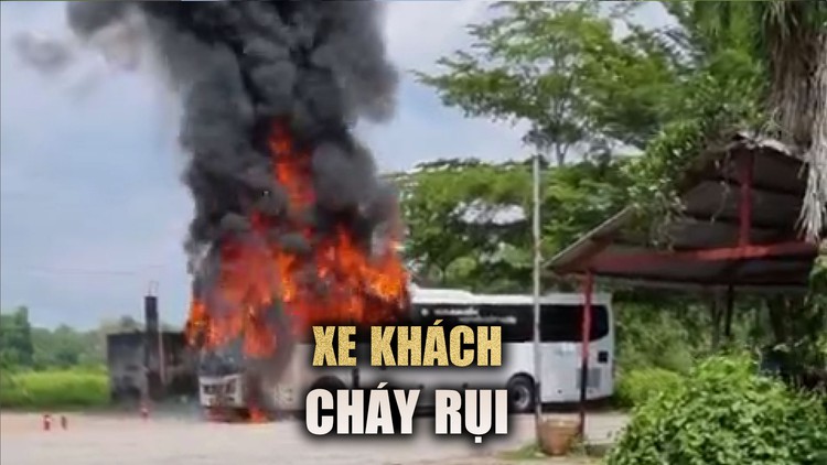 Xe khách cháy trơ khung trong bãi xe nhà hàng ở Củ Chi