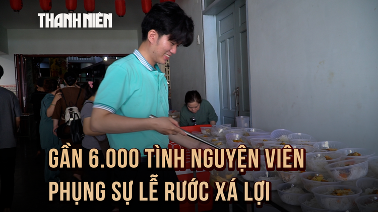 Tình nguyện viên lễ rước xá lợi: Vừa nấu ăn vừa niệm Phật