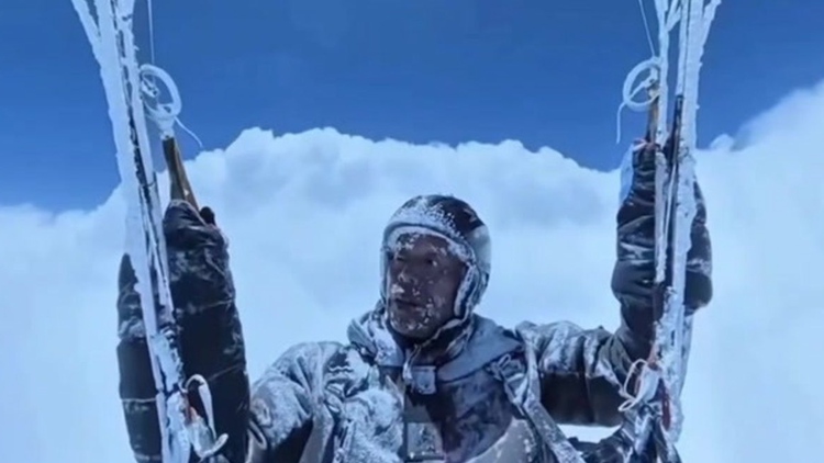 Sống sót khi dù lượn bị cuốn lên 8.600 m, nhưng có thể bị điều tra