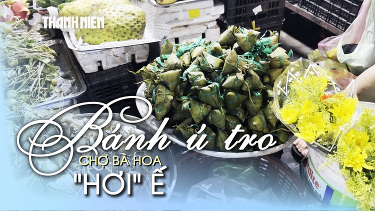Đêm trước Tết Đoan Ngọ: Bánh ú tro về chợ Bà Hoa từ sáng sớm, đến tối muộn thì...