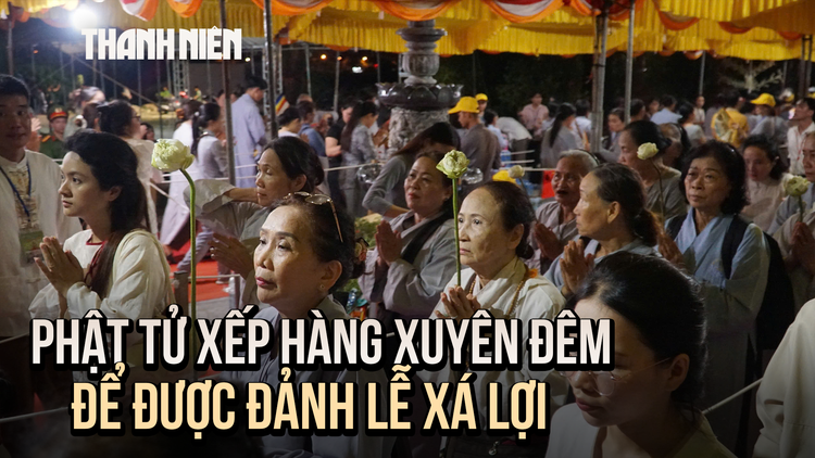 Thức xuyên đêm chiêm bái xá lợi Phật: Em thấy đã đủ "wow"