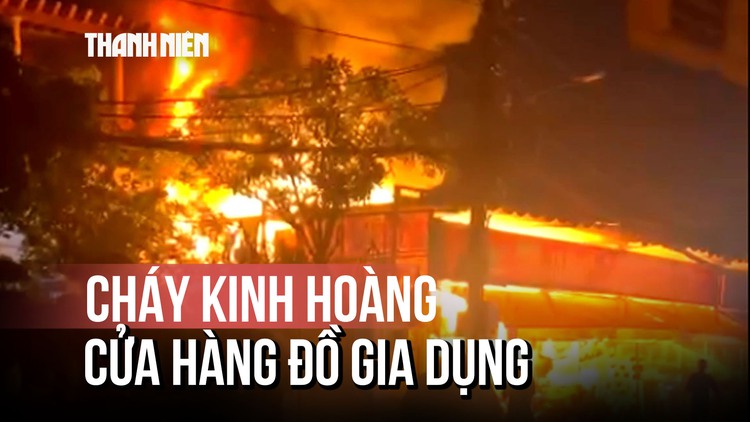 Hãi hùng tiếng nổ trong đám cháy cửa hàng ở Bình Tân