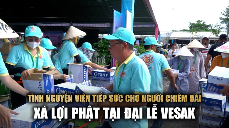 Hậu Trường Vesak 2025: Những tình nguyện viên dẫn đường, tiếp nước cho người dân
